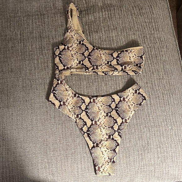 Snake print one piece - Picture 2 of 3